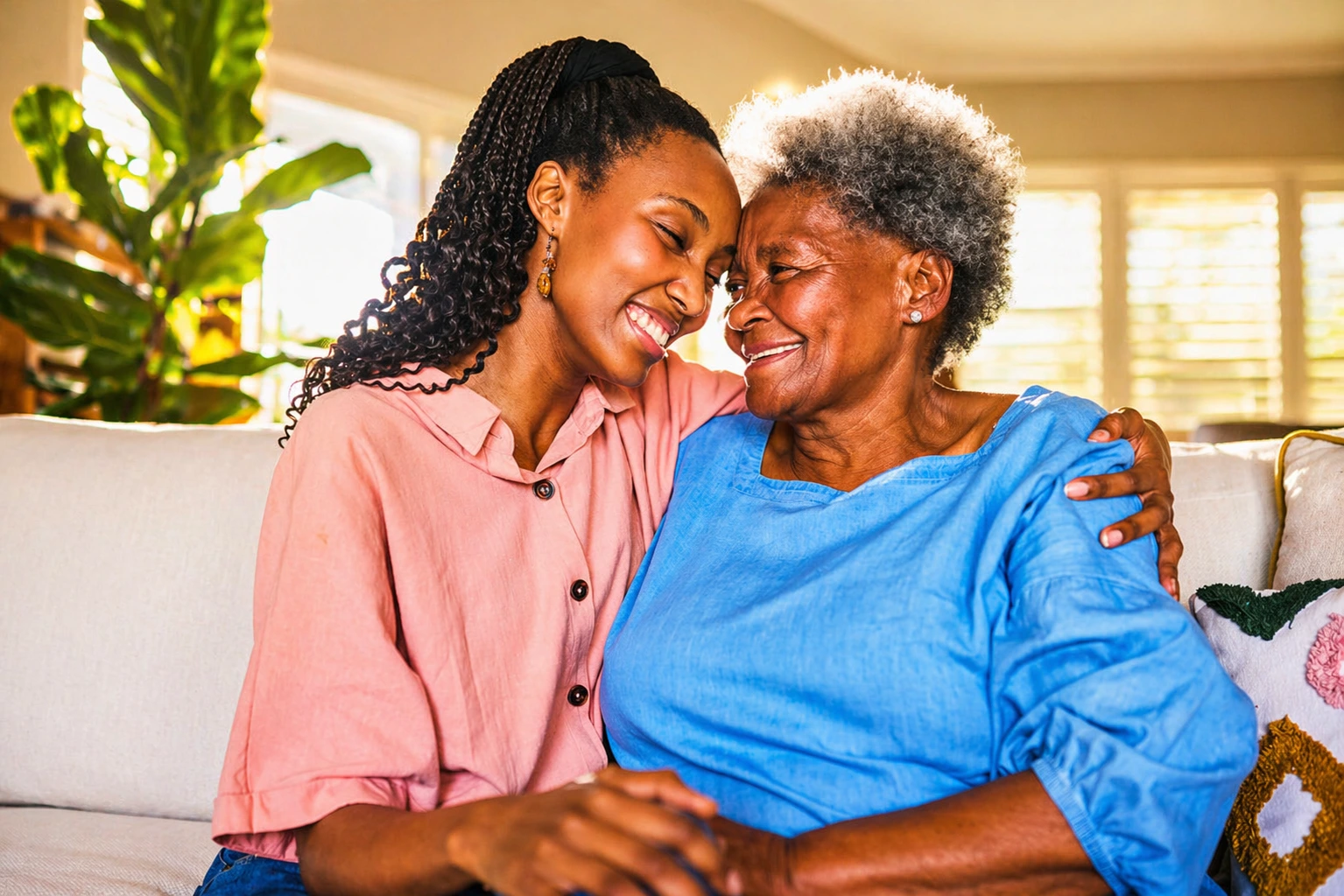Une femme et sa mère partagent un moment de tendresse